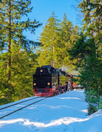 Foto de Tren de vapor durante el invierno en la nieve en el parque nacional de Harz Alemania - Imagen libre de derechos