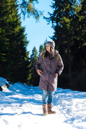 Téléchargez les photos : Asian Thai femmes randonnée dans la neige à Brocken montagne pendant l'hiver dans le parc national du Harz Allemagne. - en image libre de droit
