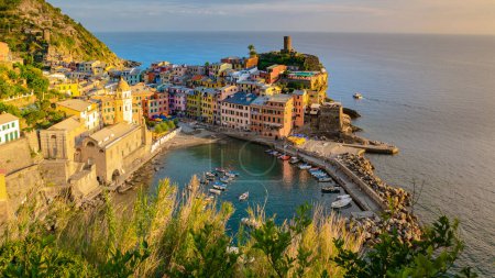 Foto de Puesta de sol en el pueblo de Vernazza Cinque Terre Parque Nacional Italia, El pintoresco pueblo costero de Vernazza, Cinque Terre, Italia. - Imagen libre de derechos