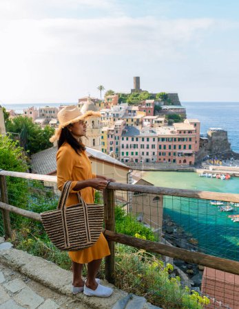 Téléchargez les photos : Des femmes asiatiques visitent le village de Vernazza Parc national des Cinque Terre Italie, Le pittoresque village côtier de Vernazza, Cinque Terre, Italie. - en image libre de droit