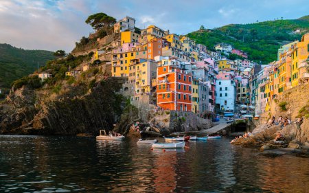 Foto de Noche en Riomaggiore Cinque Terre secuencia de ciudades montañosas. Magnífica vista de Liguria, Italia y Europa. el paisaje marino del mar Mediterráneo. Concepto de viaje fondo. - Imagen libre de derechos