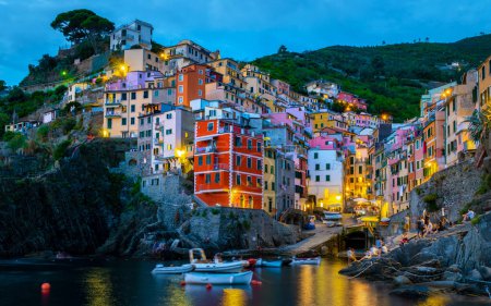 Foto de Noche en Riomaggiore Cinque Terre secuencia de ciudades montañosas. Magnífica vista de Liguria, Italia y Europa. el paisaje marino del mar Mediterráneo. Concepto de viaje fondo. - Imagen libre de derechos