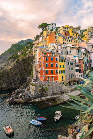 Téléchargez les photos : Riomaggiore Cinque Terre séquence de villes de collines. Vue magnifique sur la Ligurie, l'Italie et l'Europe. paysage marin de la mer Méditerranée. Concept de voyage arrière-plan. - en image libre de droit