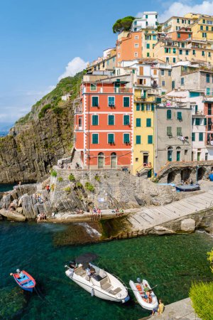 Foto de Verano en Riomaggiore Cinque Terre secuencia de ciudades montañosas. Magnífica vista de Liguria, Italia y Europa. el paisaje marino del mar Mediterráneo. Concepto de viaje fondo. - Imagen libre de derechos