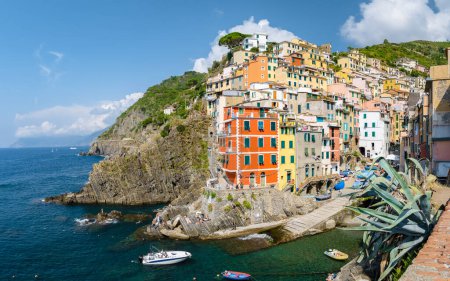 Foto de Riomaggiore Cinque Terre, maravillosa vista de Liguria, Italia y Europa. el paisaje marino del mar Mediterráneo. Concepto de viaje fondo. - Imagen libre de derechos