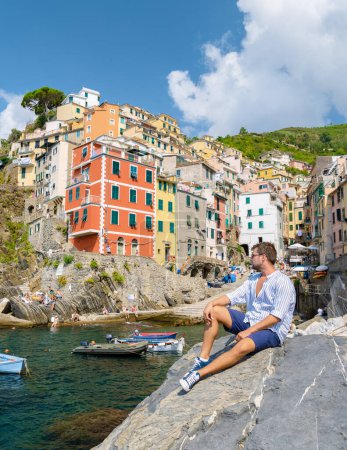 Foto de Jóvenes caucásicos visitando Riomaggiore Cinque Terre. Magnífica vista de Liguria, Italia y Europa. el paisaje marino del mar Mediterráneo. Concepto de viaje fondo vacaciones de verano - Imagen libre de derechos