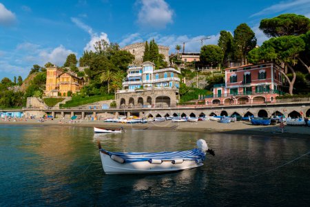 Foto de Cinque Terre Italia septiembre 2018, Levanto Cinque Terre pueblo colorido en Italia, playa colorida con un paraguas y barcos de pesca durante las vacaciones de verano. - Imagen libre de derechos