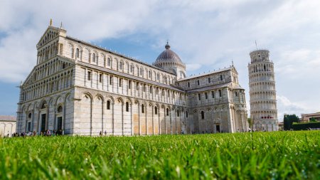 Foto de Torre inclinada de Pisa, Italia con Basílica y Catedral en un brillante día de verano con césped verde ángulo bajo. - Imagen libre de derechos
