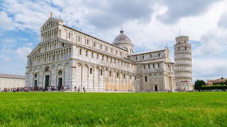 Foto de Torre inclinada de Pisa Italia con Catedral de la Basílica en un brillante día de verano con césped verde ángulo bajo. - Imagen libre de derechos