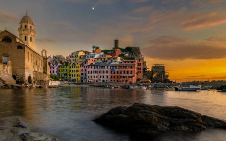 Foto de Puesta de sol en el pueblo de Vernazza Cinque Terre Parque Nacional Italia, El pintoresco pueblo costero de Vernazza, Cinque Terre, Italia. - Imagen libre de derechos