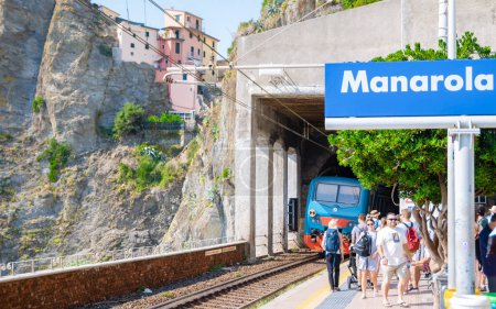 Foto de Manarola Cinque Terre Italia septiembre 2018, estación de tren en la costa de Liguria durante el verano. - Imagen libre de derechos