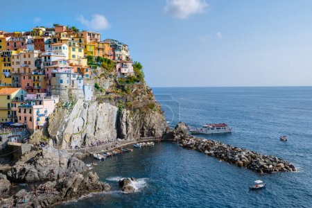 Foto de Manarola Village Cinque Terre Coast Italia. colorido pueblo en Liguria uno de los cinco Cinque Terre. Manarola tradicional pueblo italiano en el Parque Nacional Cinque Terre en un día soleado - Imagen libre de derechos