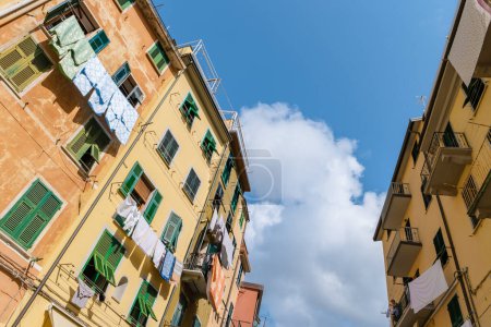 Foto de Manarola Village Cinque Terre Italia. la colorida ciudad de Liguria uno de los cinco Cinque Terre costa de Liguria. Manarola tradicional pueblo italiano en el Parque Nacional Cinque Terre - Imagen libre de derechos