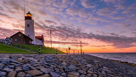 Téléchargez les photos : Phare d'Urk Pays-Bas pendant le coucher du soleil aux Pays-Bas. - en image libre de droit