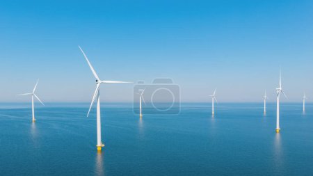 Téléchargez les photos : Les éoliennes en mer produisent de l'énergie verte aux Pays-Bas. Vue par drone au parc du moulin à vent - en image libre de droit