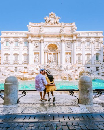 Téléchargez les photos : Fontaine de Trevi, Rome, Italie. Voyage Rome couple en voyage à Rome Italie - en image libre de droit