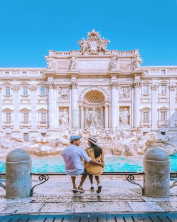 Fontana de Trevi, Roma, Italia. Viaje de la ciudad Roma pareja en un viaje de la ciudad en Roma Italia