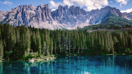 Téléchargez les photos : Lac Bleu avec montagnes dans les dolomites Italie, lac Carezza Lago di Carezza, Karersee avec le mont Latemar - en image libre de droit