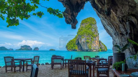Foto de Railay playa Krabi Tailandia, playa tropical de Railay Krabi con un restaurante en una cueva en la playa Restaurante la Gruta en la playa de Railay - Imagen libre de derechos