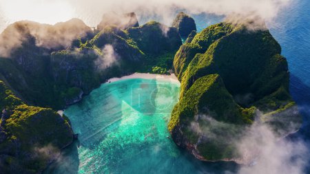 Téléchargez les photos : Maya Bay Koh Phi Phi Thaïlande, Eau claire turquoise Thaïlande Koh Pi Pi, Vue aérienne panoramique de l'île de Koh Phi Phi en Thaïlande. - en image libre de droit