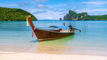 Foto de Koh Phi Phi Don Tailandia, barco de cola larga en la playa de Kho Phi Phi Don Tailandia. - Imagen libre de derechos