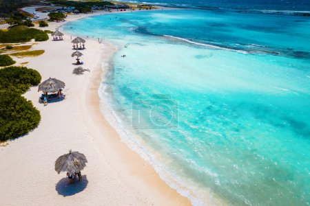 Téléchargez les photos : Baby Beach et la côte sur Aruba, Caraïbes, plage de sable blanc avec océan bleu plage tropicale. - en image libre de droit