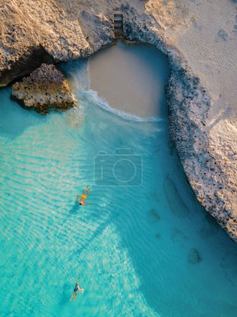 Téléchargez les photos : Tres Trapi Steps Triple Steps Beach, Aruba complètement vide, Plage populaire parmi les habitants et les touristes, et l'océan cristallin Aruba. Caraïbes, les hommes nagent dans l'océan bleu - en image libre de droit