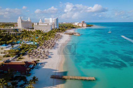 Foto de Palm Beach Aruba Caribe, playa de arena blanca y larga con palmeras en las Antillas de Aruba, vista al dron - Imagen libre de derechos
