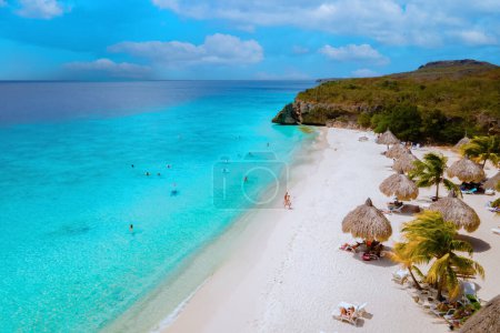 Téléchargez les photos : Plage de Cas Abou sur l'île caribéenne de Curaçao, Playa Cas Abou à Curaçao Plage de sable tropical des Caraïbes avec l'océan bleu pendant l'été - en image libre de droit