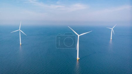 Foto de Turbina eólica desde una vista aérea, Drone vista en el parque eólico westermeerdijk un parque eólico en el lago IJsselmeer el más grande de los Países Bajos, Desarrollo sostenible, energías renovables Países Bajos - Imagen libre de derechos