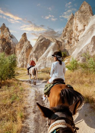 Téléchargez les photos : Jeune femme à cheval pendant des vacances en Turquie Kapadokya regarder la Cappadoce - en image libre de droit