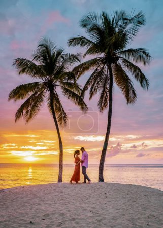 Foto de Santa Lucía Caribbean Island, pareja observando la puesta de sol bajo una palmera durante las vacaciones en la isla tropical Santa Lucía - Imagen libre de derechos