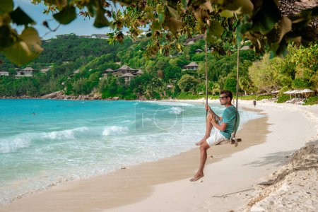 Foto de Seychelles tropical Island, Hombre joven en la playa blanca durante las vacaciones de vacaciones Mahe Seychelles - Imagen libre de derechos