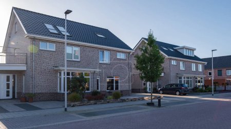 Foto de Zona suburbana holandesa con casas familiares modernas, casas familiares modernas de nueva construcción en Holanda, casa familiar holandesa - Imagen libre de derechos