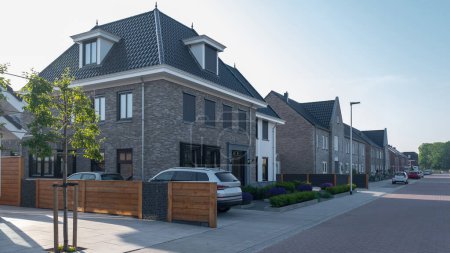 Téléchargez les photos : Zone néerlandaise de banlieue avec des maisons familiales modernes, maisons familiales modernes nouvellement construites aux Pays-Bas, maison familiale néerlandaise - en image libre de droit