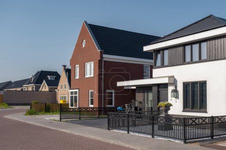 Téléchargez les photos : Zone néerlandaise de banlieue avec des maisons familiales modernes, maisons familiales modernes nouvellement construites aux Pays-Bas, maison familiale néerlandaise - en image libre de droit