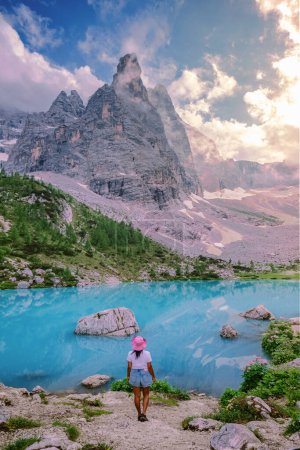 Téléchargez les photos : Femmes randonnée au lac Lago di Sorapis dans les Dolomites italiennes, lac bleu laiteux Lago di Sorapis, lac Sorapis, Dolomites, Italie. - en image libre de droit