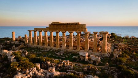 Foto de Templos griegos en Selinunte, Vista del mar y ruinas de columnas griegas en Selinunte Parque Arqueológico Sicilia Italia - Imagen libre de derechos