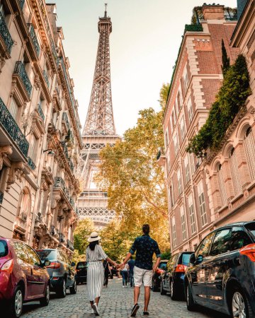 Foto de Pareja hombres una mujer luna de miel París Torre Eiffel Francia, pareja hombres y mujer viaje a la ciudad en París durante el otoño - Imagen libre de derechos