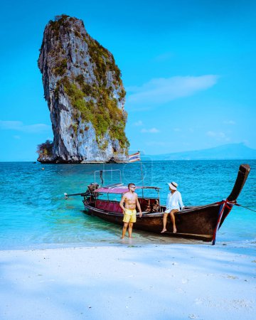 Téléchargez les photos : Couple vacances de luxe Krabi Thaïlande, Koh Poda Island Krabi, couple hommes et femmes visitent l'île avec bateau à queue longue Thaïlande pendant les vacances - en image libre de droit