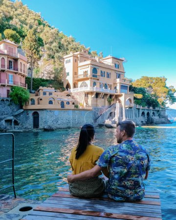 Téléchargez les photos : Portofino, Italie Europe Portofino en Ligurie, Italie. Gênes Couple homme et femme d'âge moyen visitant l'Italie pendant les vacances. - en image libre de droit