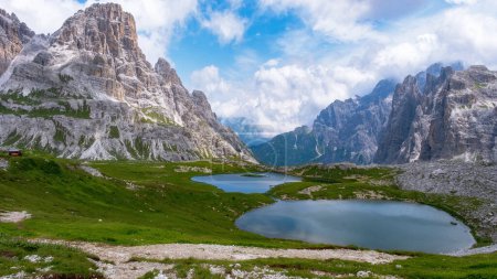 Foto de Picos de Tre Cime di Lavaredo o Drei Zinnen con pequeño estanque de agua con reflejos en los Dolomitas Italia - Imagen libre de derechos