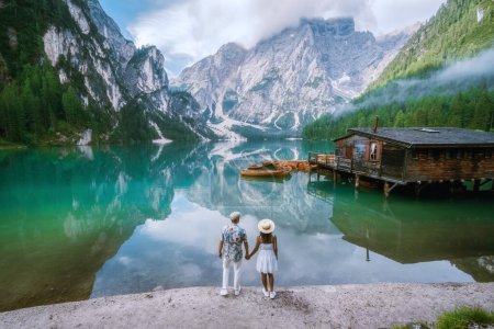 Paar besucht Pragser See Italienische Dolomiten Alpensee Italien, Europa, Männer und Frauen besuchen Pragser See