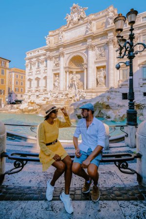Téléchargez les photos : Fontaine de Trevi, Rome, Italie. Voyage Rome couple en voyage à Rome Italie - en image libre de droit