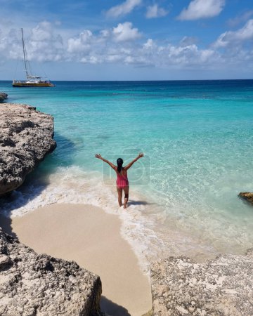 Téléchargez les photos : Tres Trapi Steps Triple Steps Beach, Aruba complètement vide, une plage populaire parmi les habitants et les touristes, et l'océan cristallin Aruba. Caraïbes, hommes et femmes nageant dans l'océan bleu - en image libre de droit