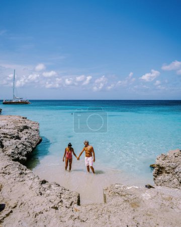 Téléchargez les photos : Tres Trapi Steps Triple Steps Beach, Aruba complètement vide, une plage populaire parmi les habitants et les touristes, et l'océan cristallin Aruba. Caraïbes, hommes et femmes nageant dans l'océan bleu - en image libre de droit