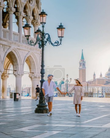 Foto de Pareja en un viaje por la ciudad en Venecia, vista de la plaza San Marco, Palacio Ducal Palazzo en Venecia, mujeres asiáticas y hombres caucásicos en viaje por la ciudad en Venecia - Imagen libre de derechos