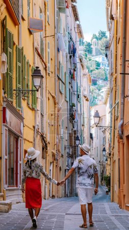 Téléchargez les photos : Deux hommes et deux femmes en vacances d'été en France visitent la ville de Menton Côte d'Azur sur la Côte d'Azur - en image libre de droit