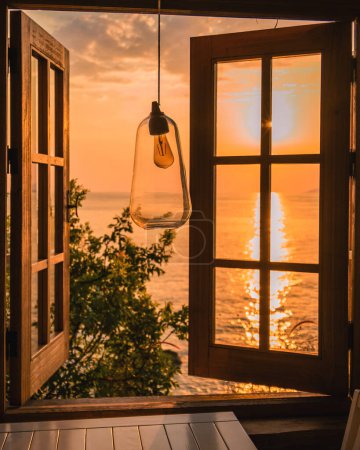 Téléchargez les photos : Turquie, Fethiye coucher de soleil sur la plage à travers une fenêtre avec une vue à l'horizon de la Turquie pendant les vacances Fethiye - en image libre de droit