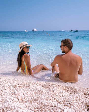 Téléchargez les photos : Sardaigne Côte d'Orosei Italie, un couple d'hommes et de femmes en vacances sur l'île de Sardaigne lors d'une excursion en bateau sur toutes les plages de galets blancs quelques-unes des plus belles plages d'Europe Italie - en image libre de droit